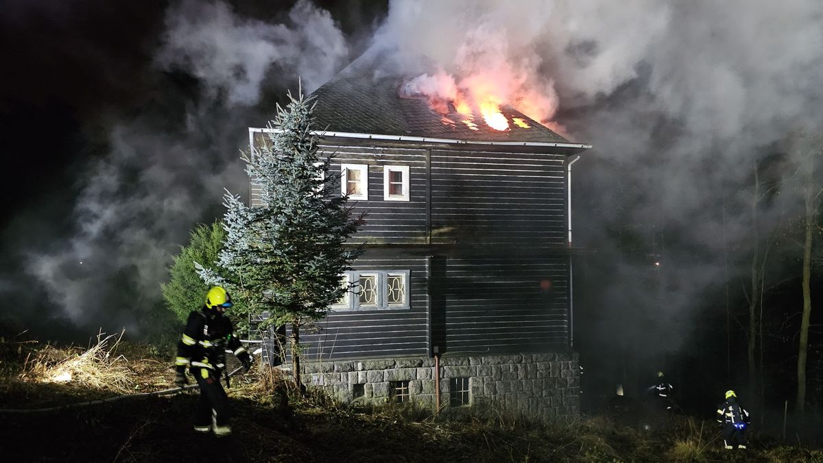 U přehrady v Liberci hořel v sobotu večer neobydlený dům